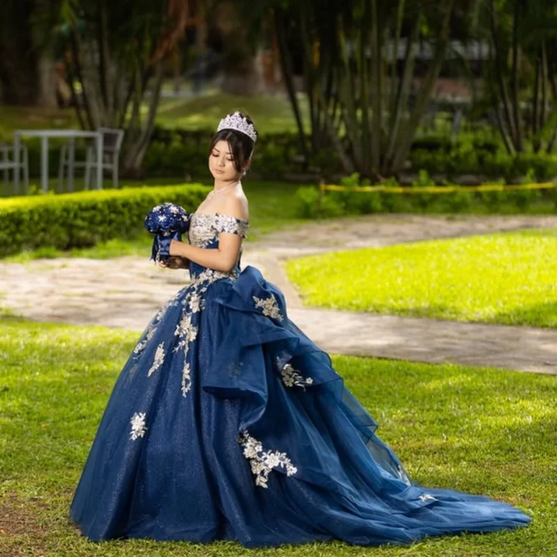 Robes de Quinceanera bleu foncé brillant personnalisées, épaules dénudées, décalcomanie en cristal, longue queue, nœud superposé, 15