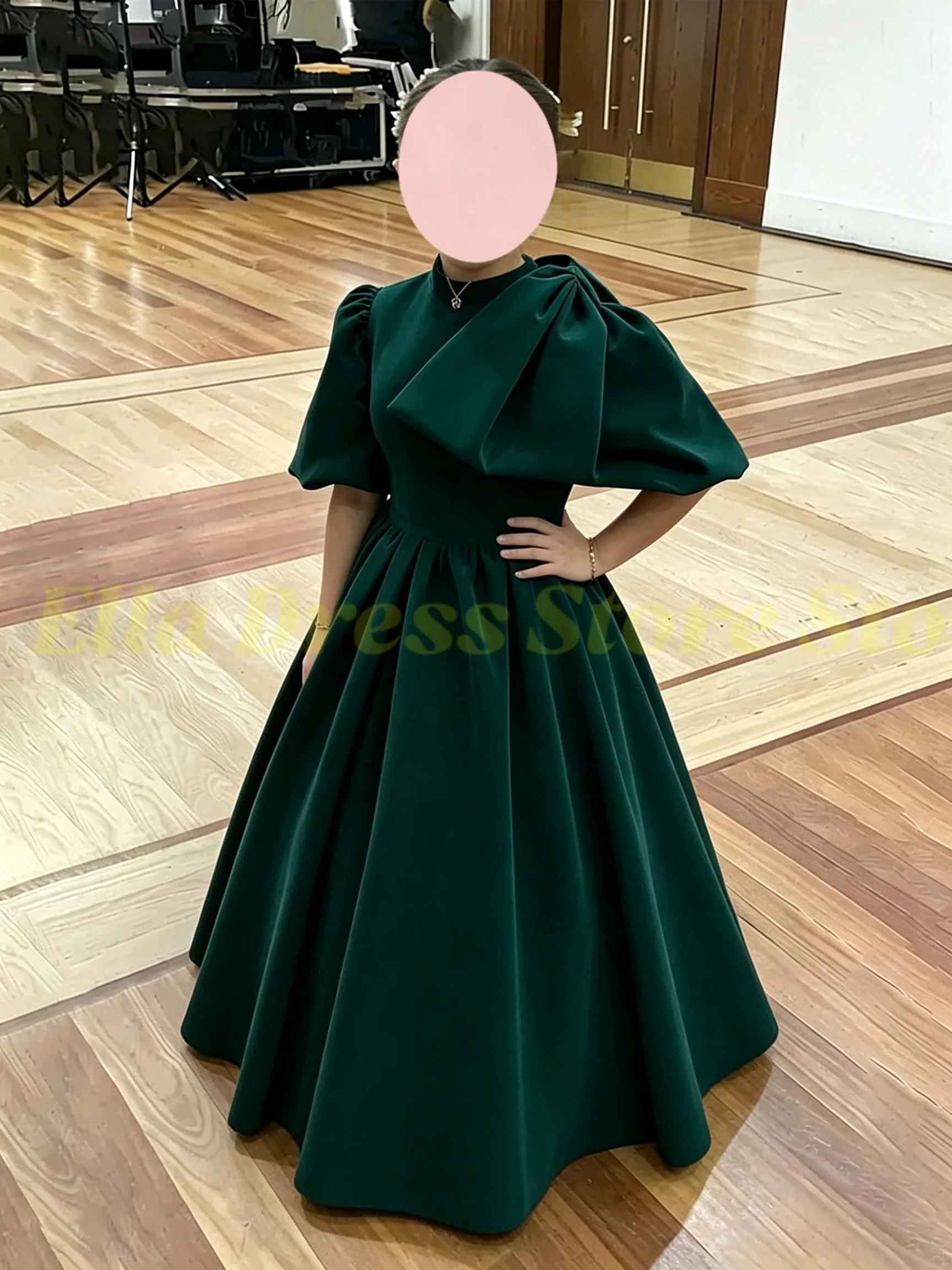 Maßgeschneidertes Großhandels-Mädchenkleid aus Smaragdgrünem Samt, Blumenmädchenkleid für Hochzeiten, Hochgeschnittenes Kleid mit Ballonärmeln für Kommunion und Festlichkeiten – Detail 3