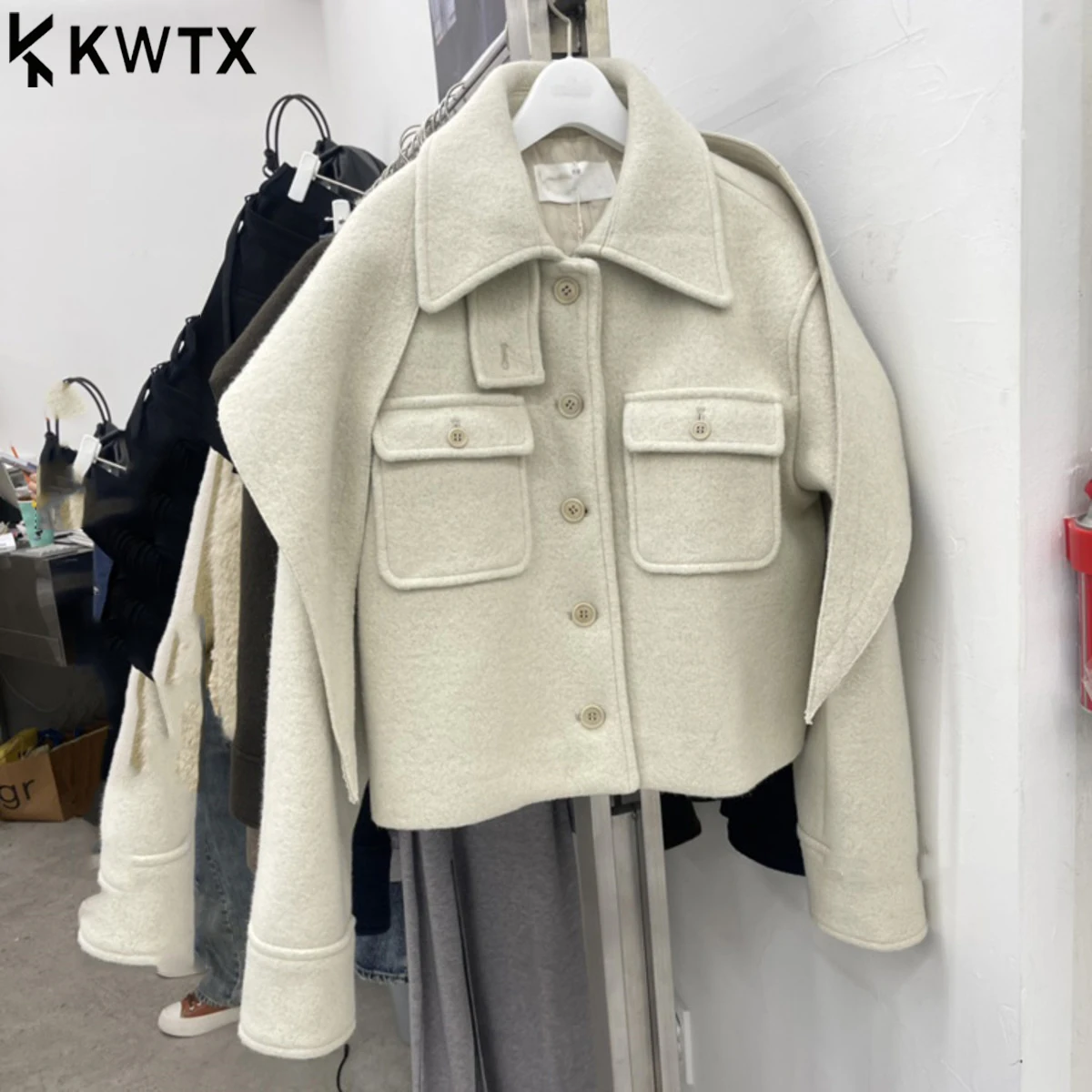 

KWTX женское шерстяное пальто, новинка зимы 2025, короткое однобортное однобортное пальто с воротником-стойкой и шарфом, элегантная повседневная верхняя одежда высокого качества