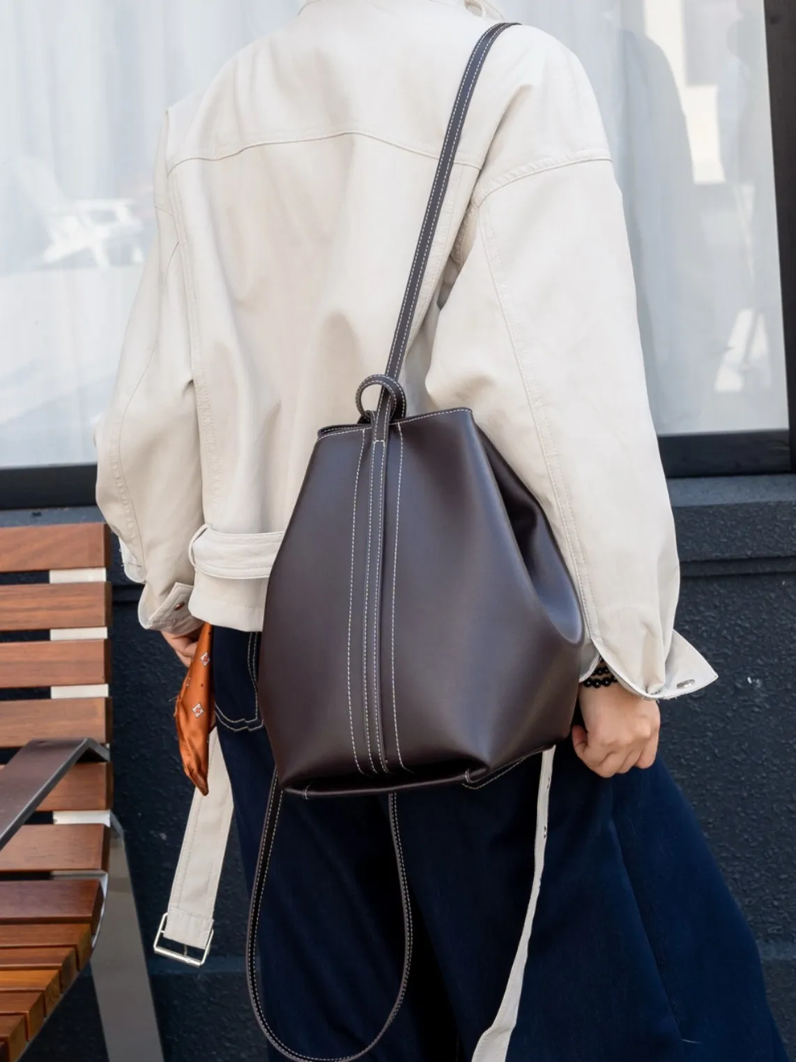 Torba skórzana 3 w 1, konwertowalna. Noszony może być jako plecak, torba na ramię lub torba crossbody. Wszechstronne i niezbędne dla Ciebie FW2025.