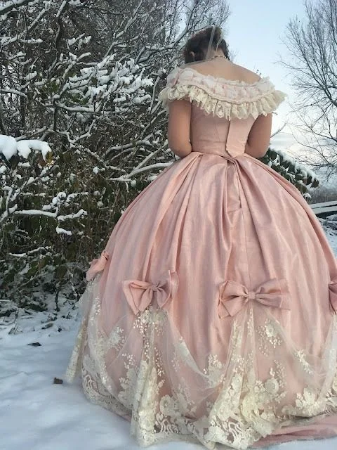 1865s Victorian Civil War Princess Ball Gown Historical Pink Puffy Lace Floral Dress Off Shoudler Evening Gown Tea Party Dress