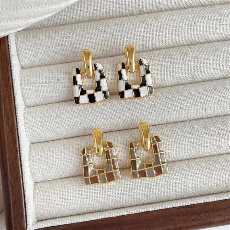 

Square Black and White Checkered Small Chanel-style Oil Drop Earrings New Trendy Light Luxury High-end Ear Studs Elegant 2025 Jp
