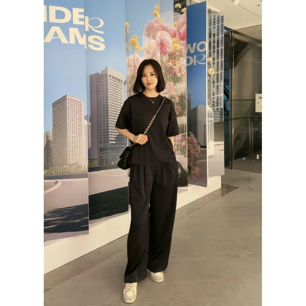 

Повседневный свободный женский комплект: футболка с коротким рукавом и круглым вырезом, брюки с широкими штанинами на резинке, летний модный простой драпированный костюм для создания расслабленного образа