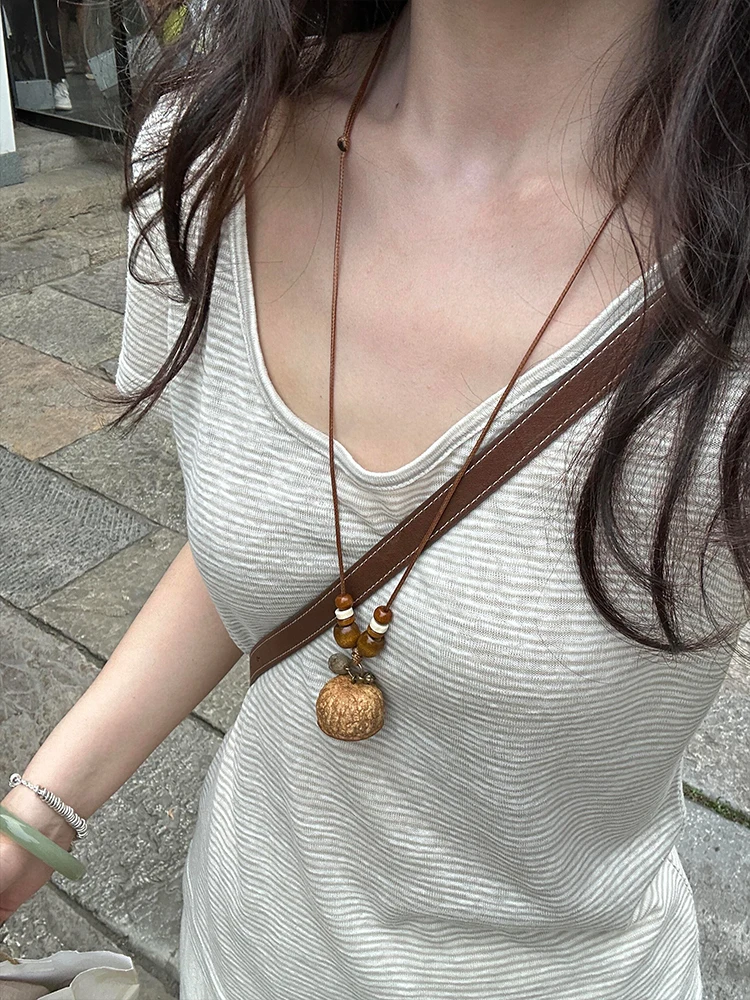 

Корейская футболка Sle Simple U-Ne Strip Slope oulder Two-Wear ort Sve Женская летняя свободная утягивающая универсальная футболка Lazy Lo...