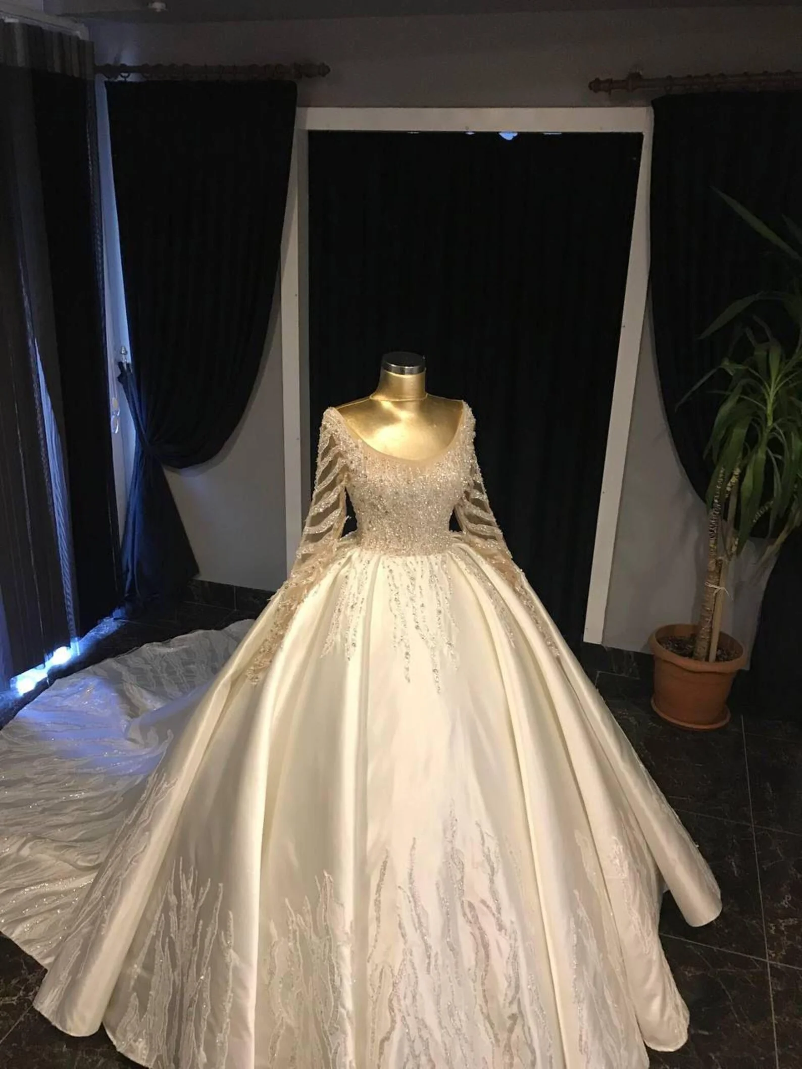 2026年カスタマイズ豪華スパークリングプリンセスウェディングドレスラウンドネックレースロングスリーブクリスタル刺繍エレガントブライダルドレス