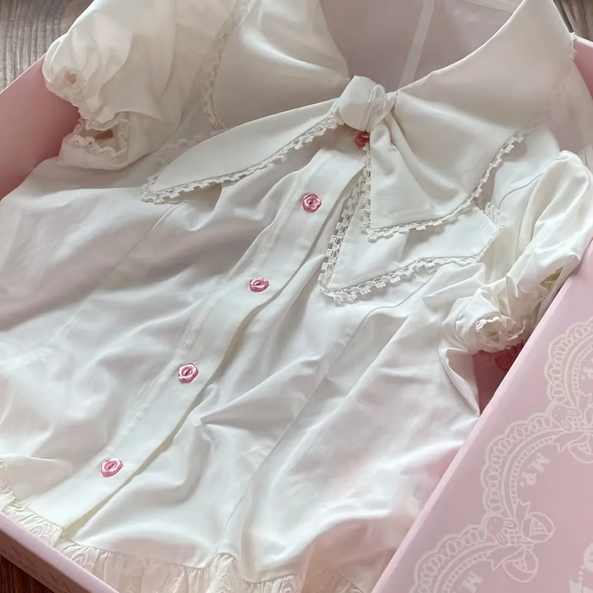 الصيف لوليتا قميص اليابانية جميلة تصميم الأزياء Kawaii الأبيض بلوزة المرأة الحلو الدانتيل قصيرة الأكمام قميص Y2k سليم القوس القمم