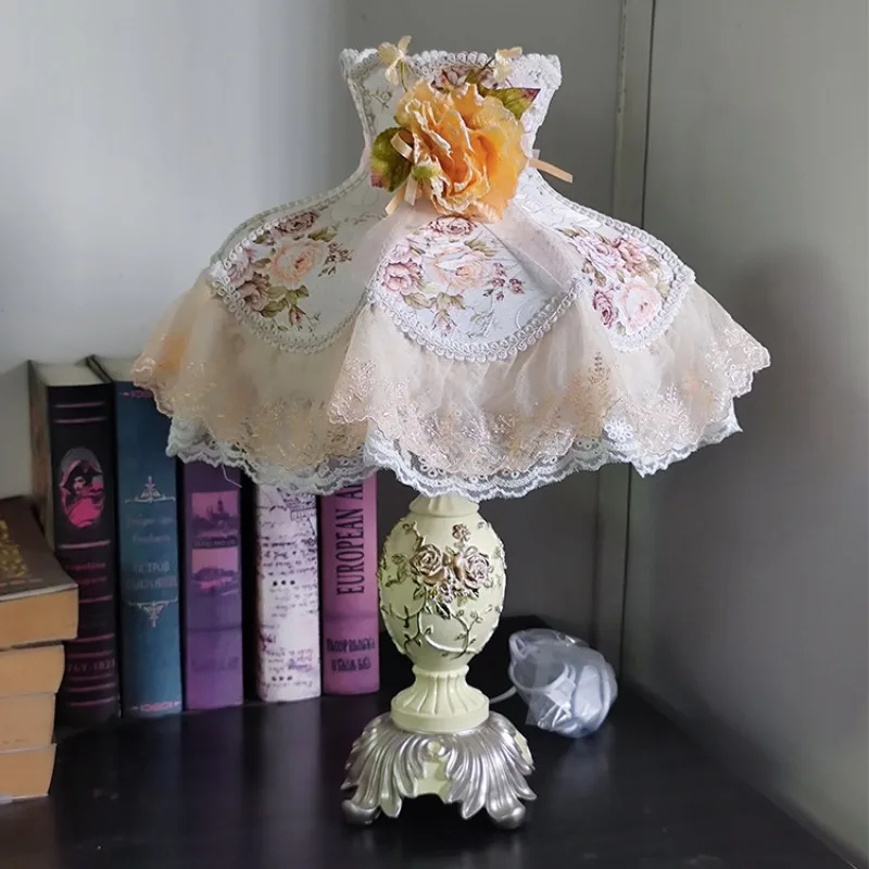 Desk lamp bedroom bedside lamp princess creative Korean wedding room lamp cute lace wedding gift
