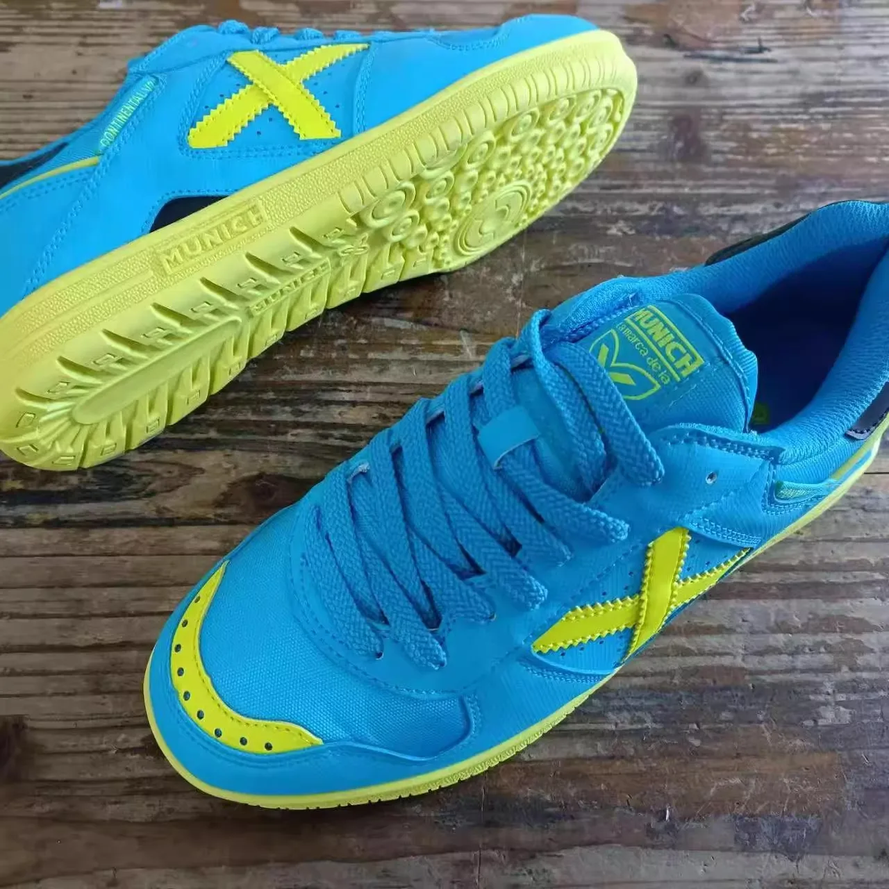 New 2025 Hot Sale Professional Breathable Lightweight Wear-resistant Table Tennis Shoes Badminton Sports Shoes Sports Shoes