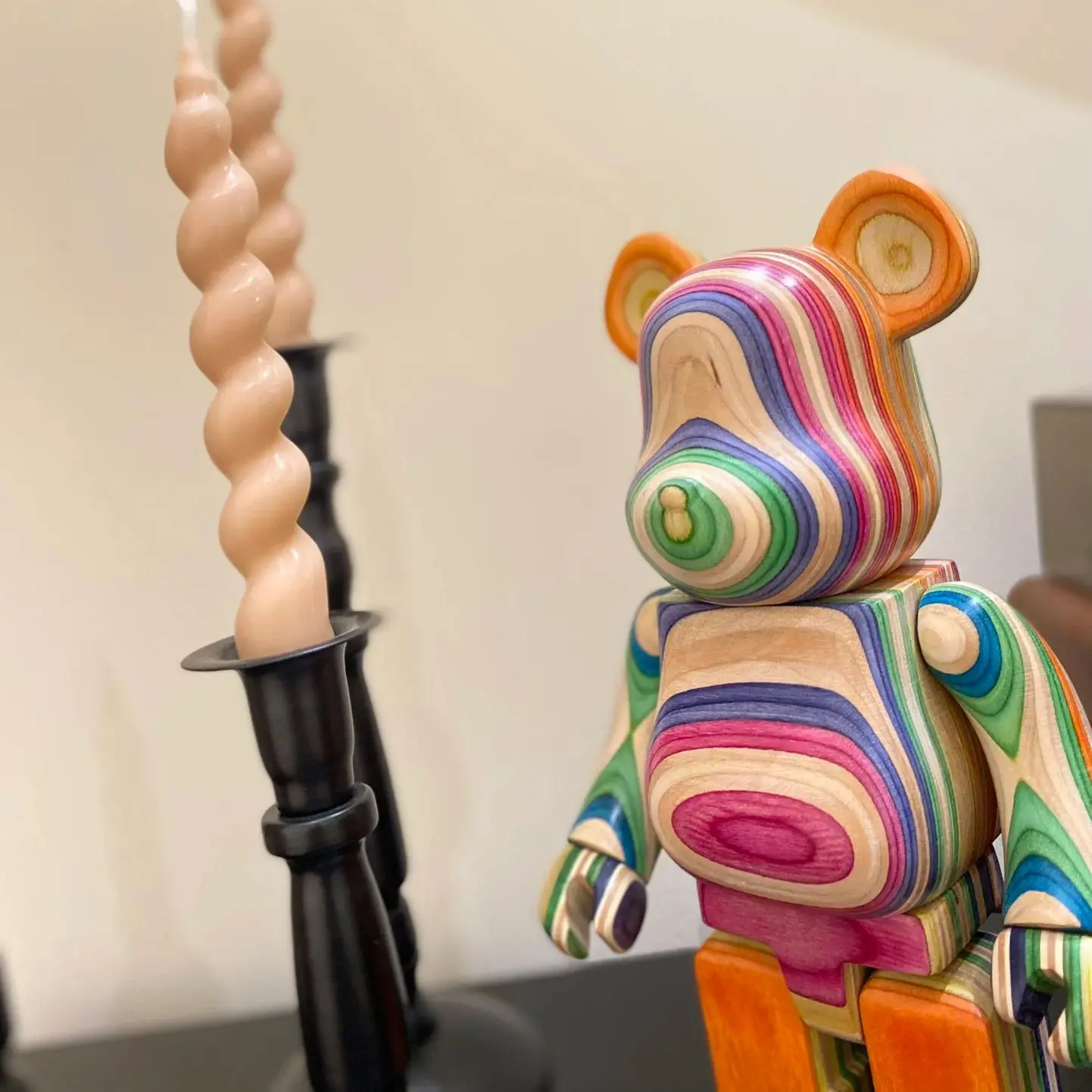 Bearbrick 400% pionowa tęczowa deskorolka drewno 28cm wysokość ręcznie robiona modna drewniana kolekcja niedźwiedzi ozdoby na biurko