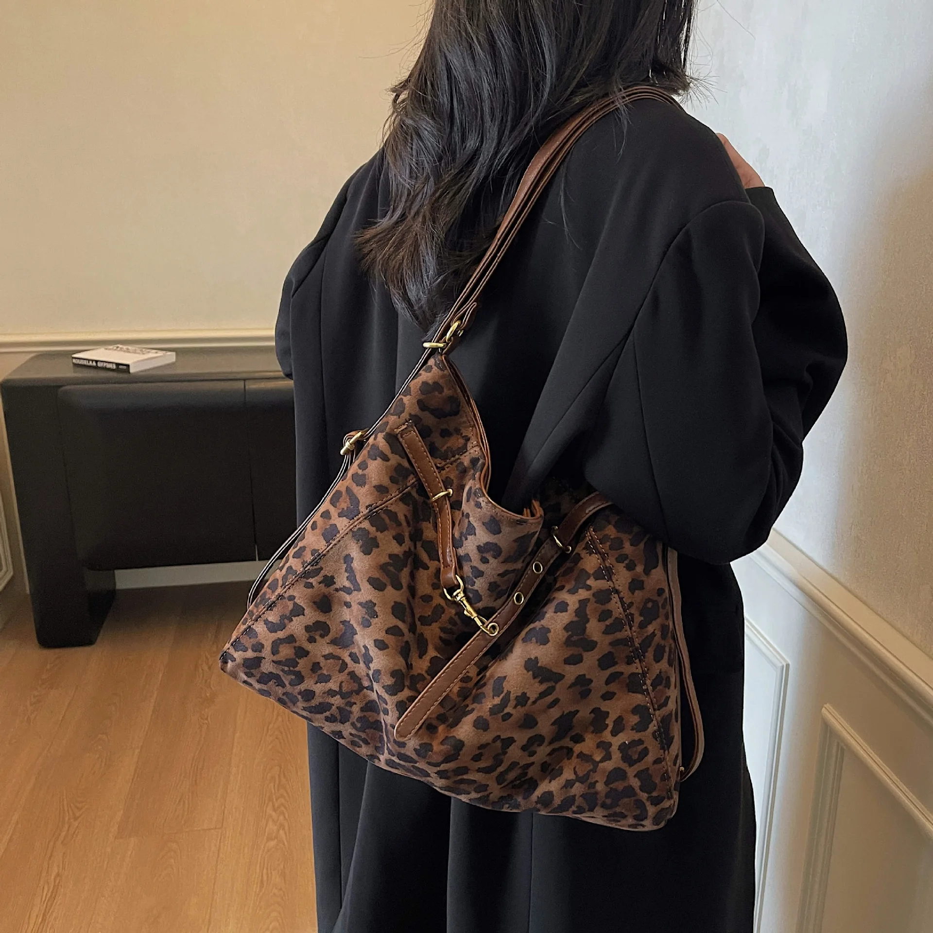 

Модная сумка через плечо с леопардовым принтом, сумка через плечо, универсальная для женщин, матовая дорожная сумка большой вместимости в стиле ретро.