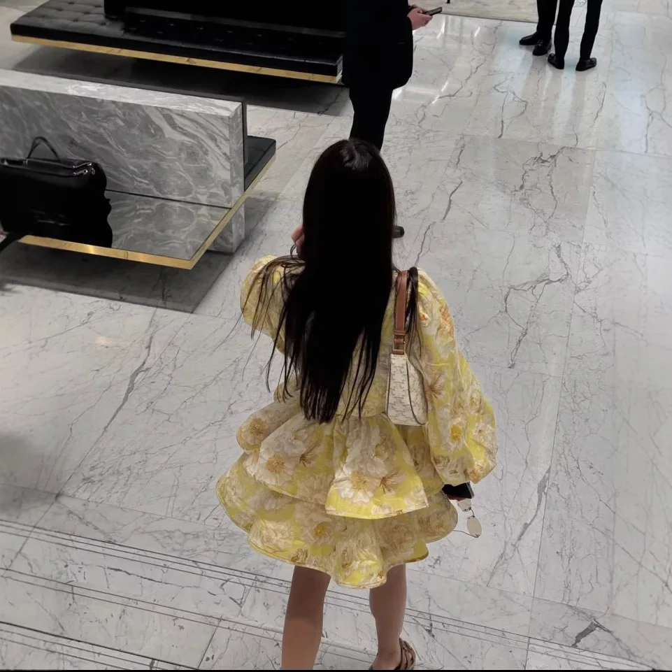 Vestido em camadas com estampa floral de verão 2025 com decote em V e mangas lanterna