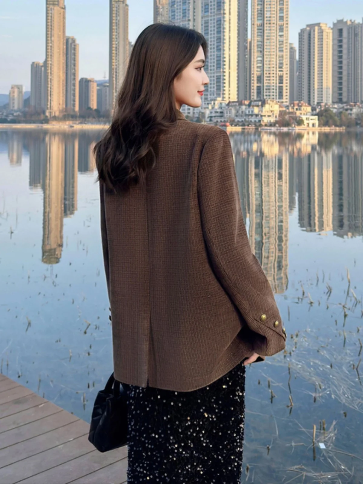 ชุดสูทผู้หญิงแฟชั่นต้านริ้วรอย ทรงหลวม กระชับสัดส่วน ดีไซน์หรูหรา คอลเลคชั่นใหม่ ฤดูใบไม้ผลิ 2025 แขนยาว ติดกระดุม