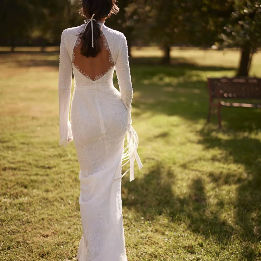 カスタマイズされた白いクラシックなビーズレースのウェディングドレス、女性の花嫁のための控えめなハイカラー長袖エレガントなマーメイドブライダルガウン