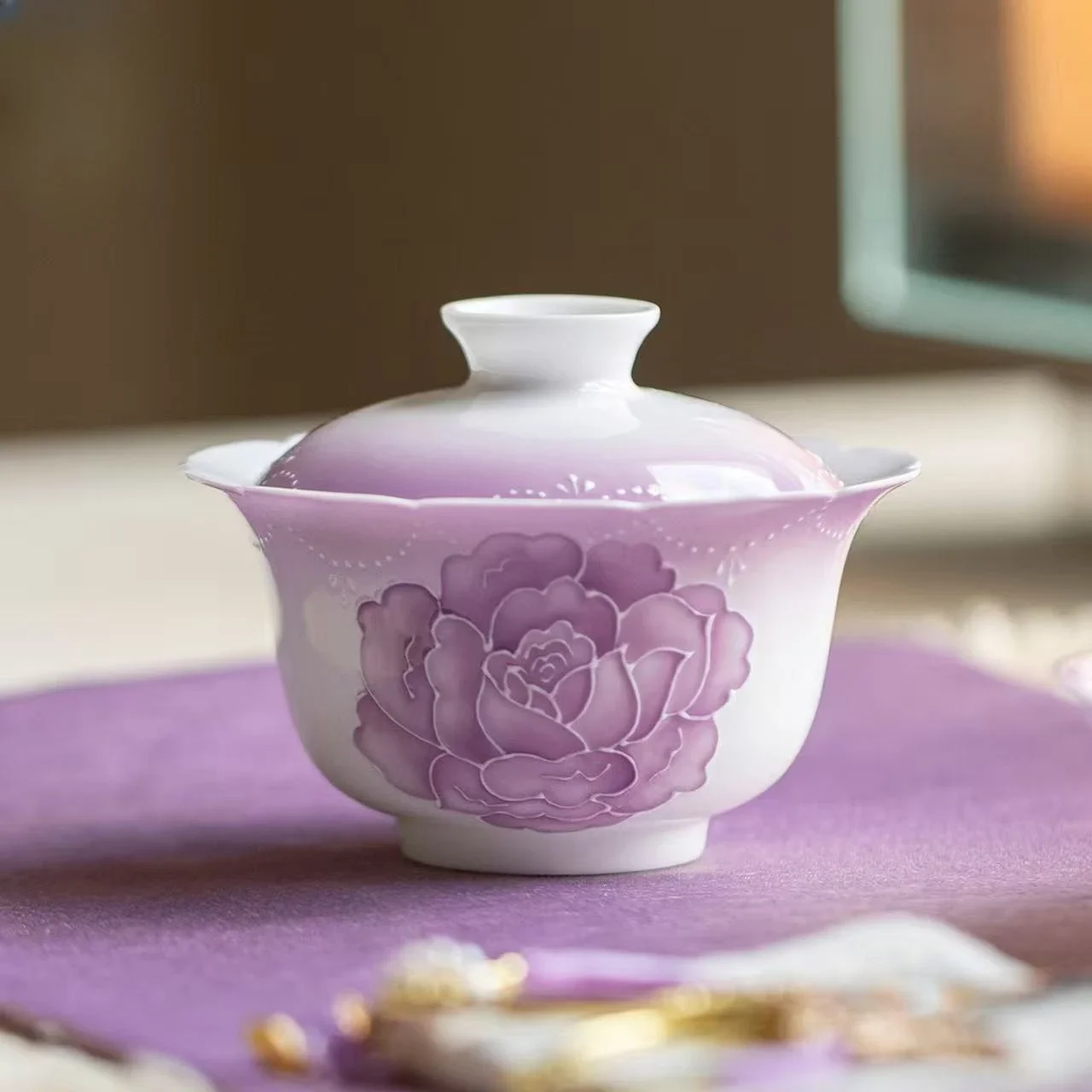

Gradual Change Purple Arita Yaki Hand-painted Rose Ceramic Cover Bowl Kung Fu Tea Set Household Flower Mouth Tea Bowl Cover Bowl