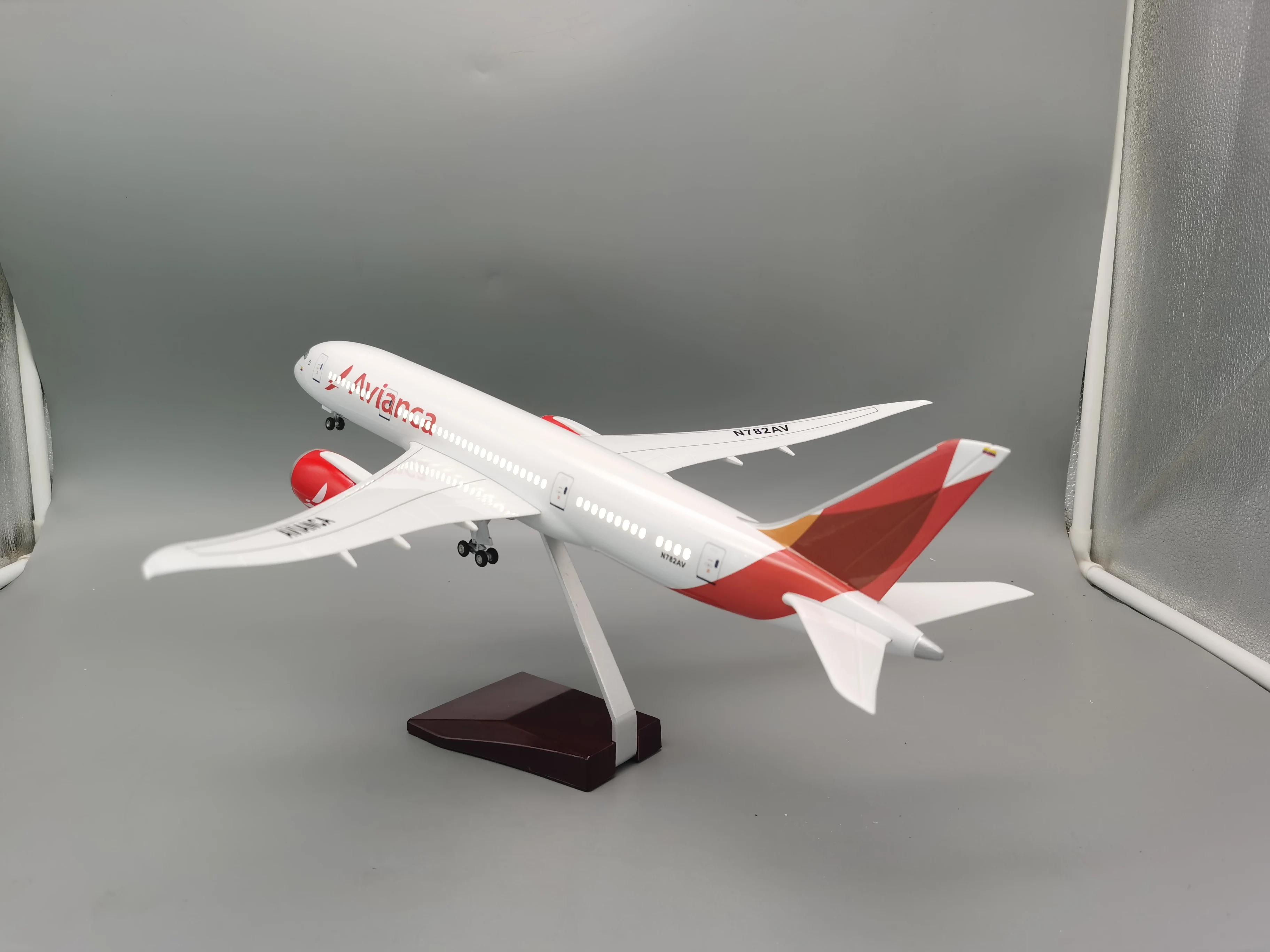 

1:130 Scale Airplane Model Columbia Avianca B787 Airline Resin Scale Aircraft With Lights and Wheels Souvenir Plane gift