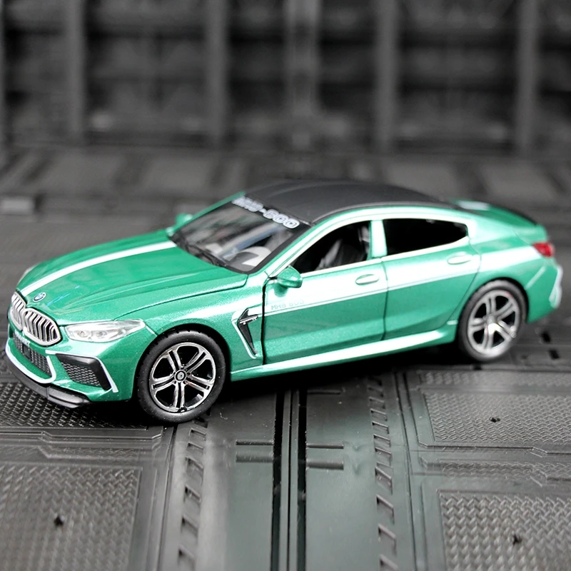 Colección de adornos de modelo de coche de aleación BMW M8 1:32, puertas y capó de motor, el maletero se puede abrir para niños