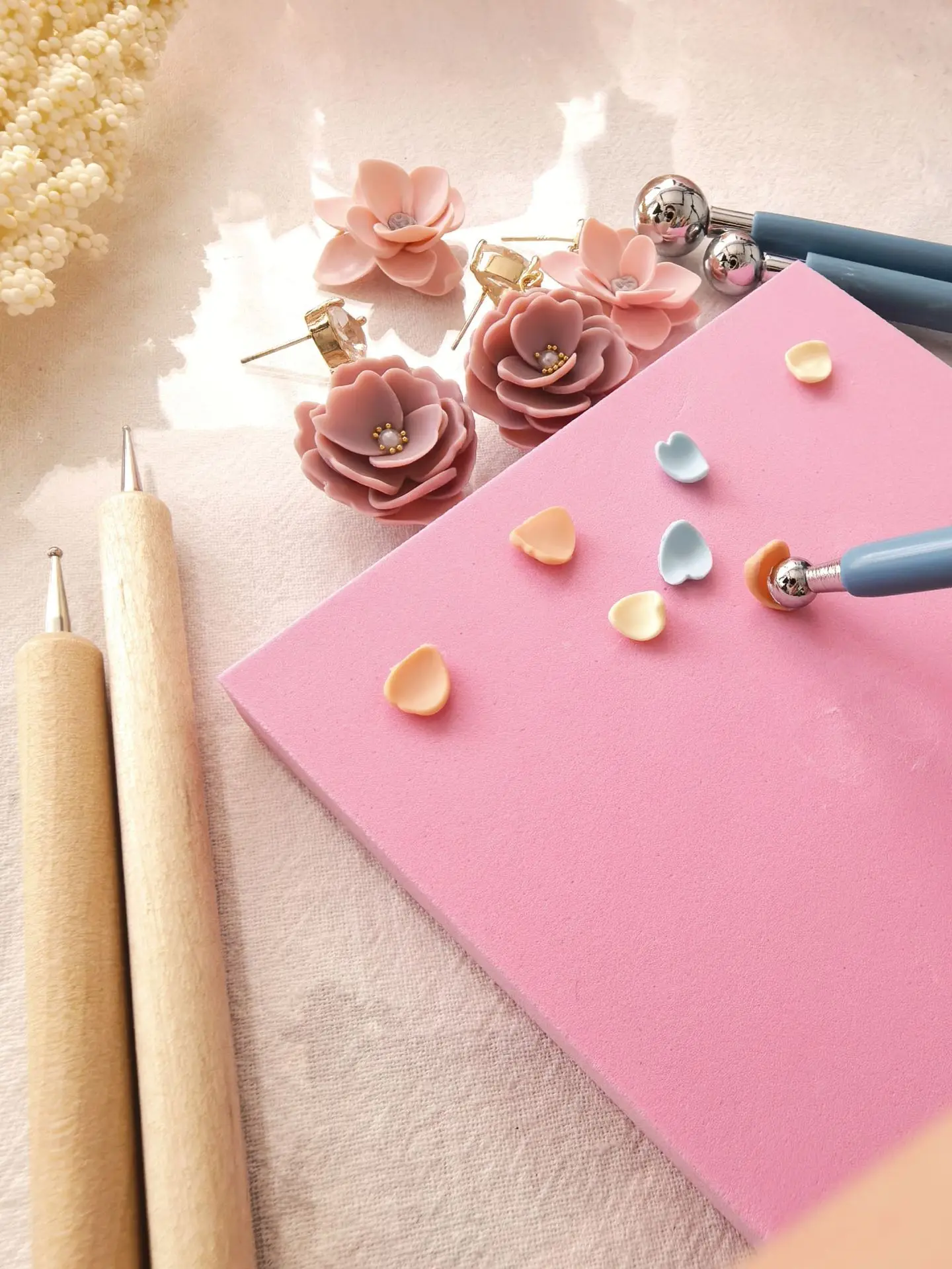 10 x 10 cm große PLA-Arbeitsmatte mit Antihaftbeschichtung für die Herstellung von Blumen und Blütenblättern aus Polymer-Ton – Gelb- und Rosa-Bastelunterlage für Schmuck und Ohrringe – Detail 3
