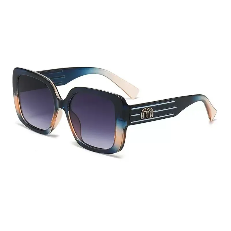 แว่นตากรอบสี่เหลี่ยมขนาดใหญ่ทันสมัย สไตล์เรียบง่าย พร้อมปลายขาแว่นตกแต่ง  ใส่ได้ทุกวัน เหมาะสำหรับถ่ายภาพแนวสตรีท