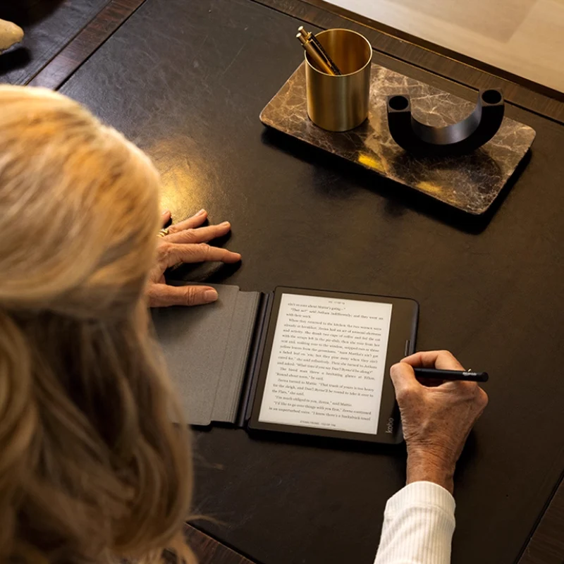 Rakuten Kobo E-Reader Sage شاشة كبيرة 8 بوصة مع حبر إلكتروني عالي الأداء 1440 × 1920 بكسل متوافق مع الكتابة اليدوية