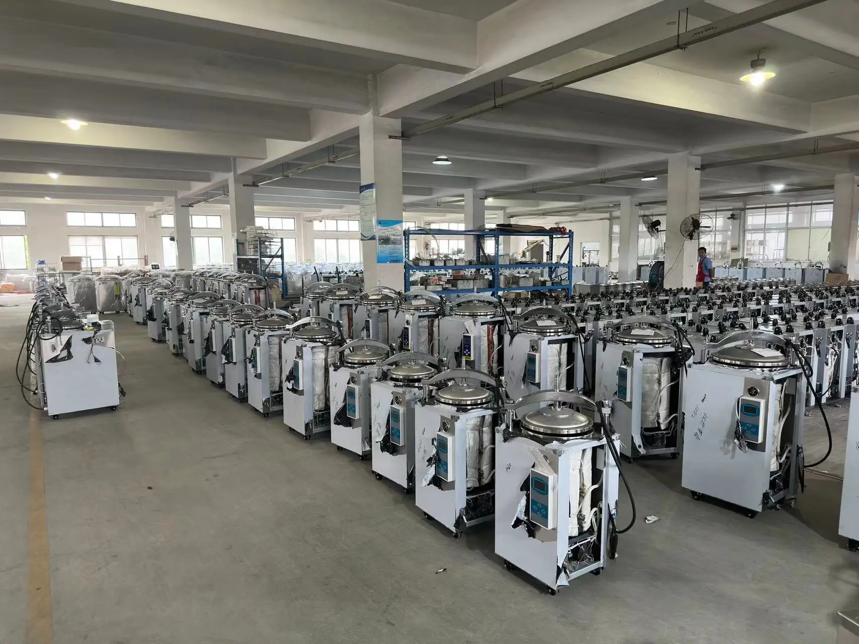 Hot Sale 35L Vertical Electric Laboratory Autoclave CE ISO Certified 2.5Kw AC220V Machine China