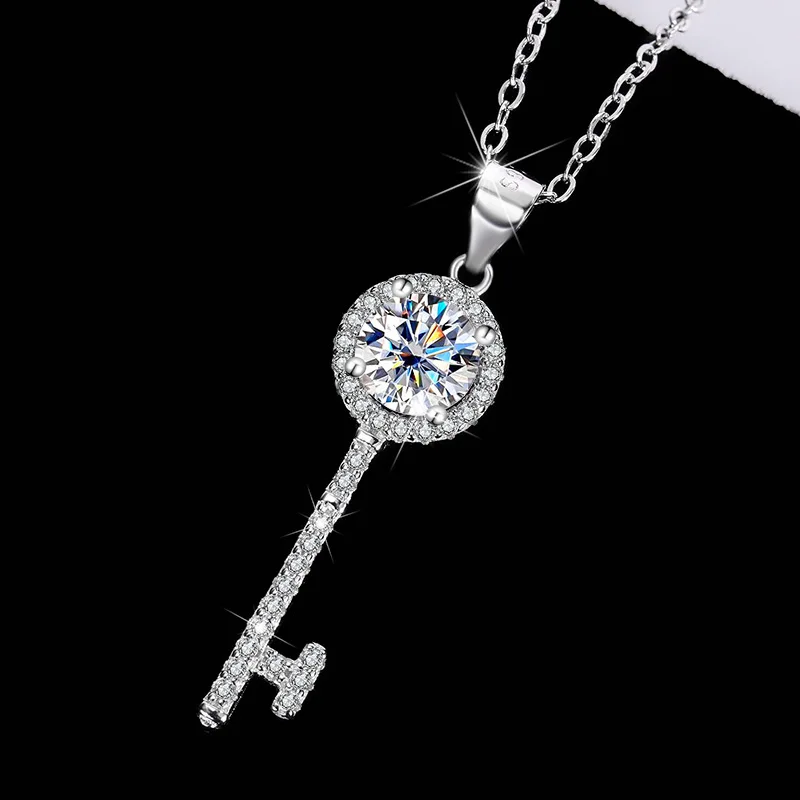 

The high-quality 925 sterling silver ladies stylish and exquisite Moissanite necklace is a wedding gift for Valentine's Day