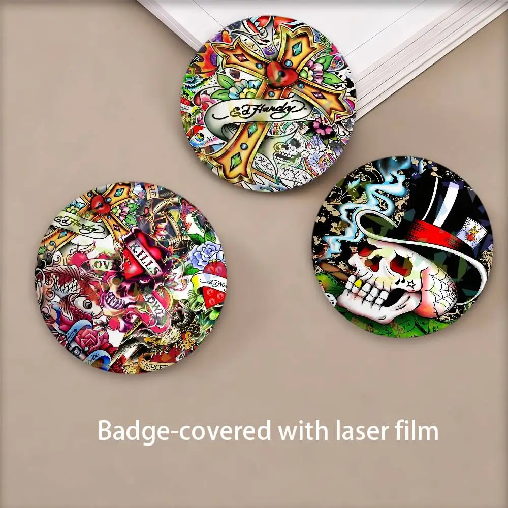 Creatividad Ed Hardy insignia broche redondo en mochila accesorios láser joyería regalo para un amigo