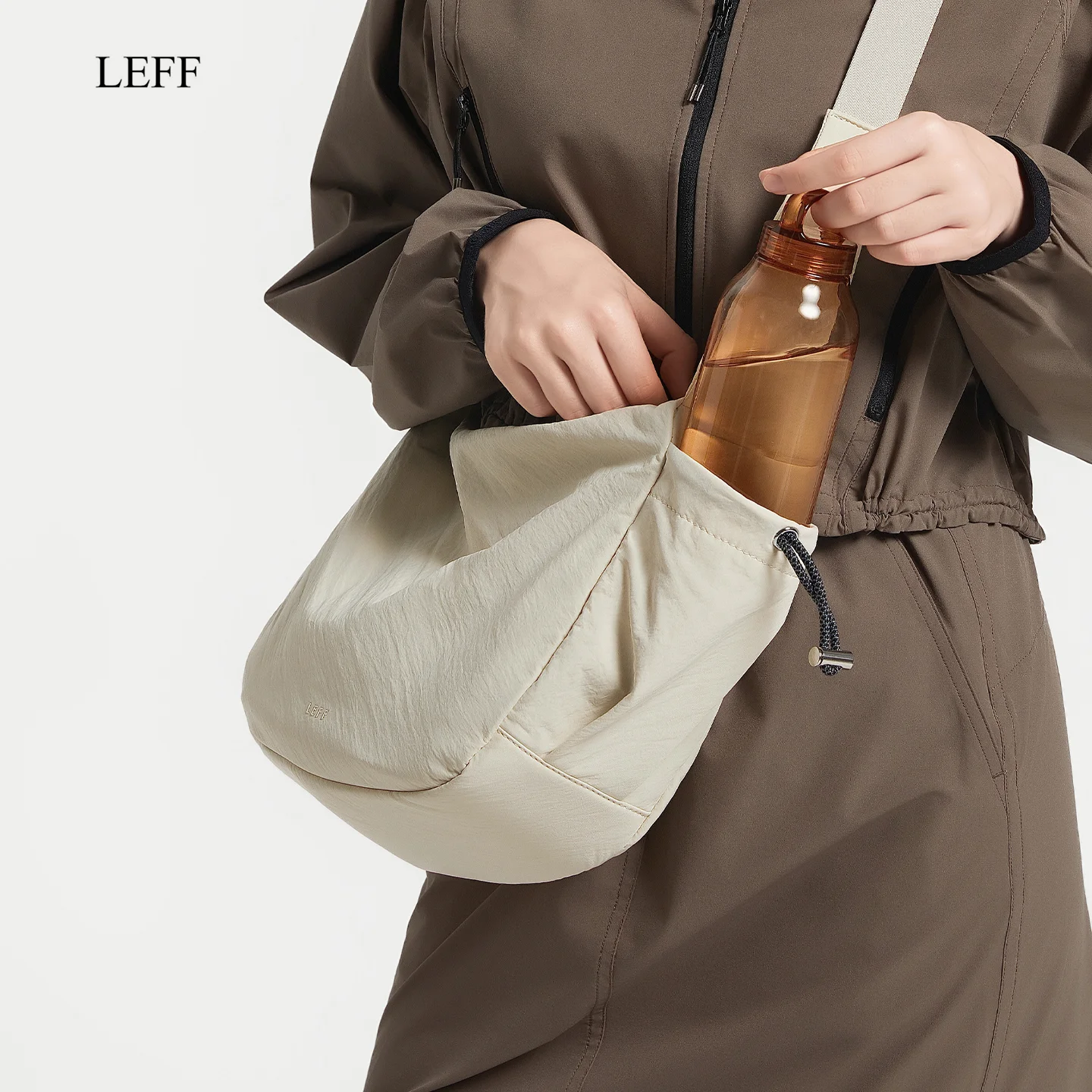 LEFF 2025 حقيبة نسائية عصرية سعة كبيرة للتنقل والسفر حقائب كروس موضة بلون نايلون حقائب كتف خفيفة للجنسين