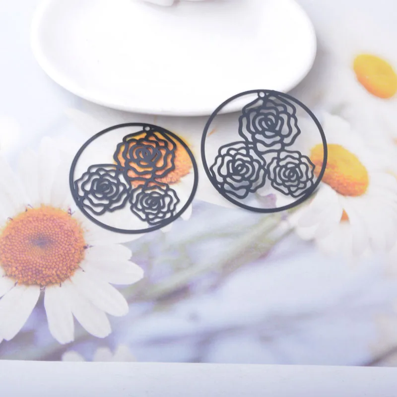 20 Stück AB932 Messing-Schmuckanhänger in Hellgolden, Große Runde Blumen-Charms, Bemalte Anhänger für DIY Damen-Ohrringe und Accessoires – Detail 12