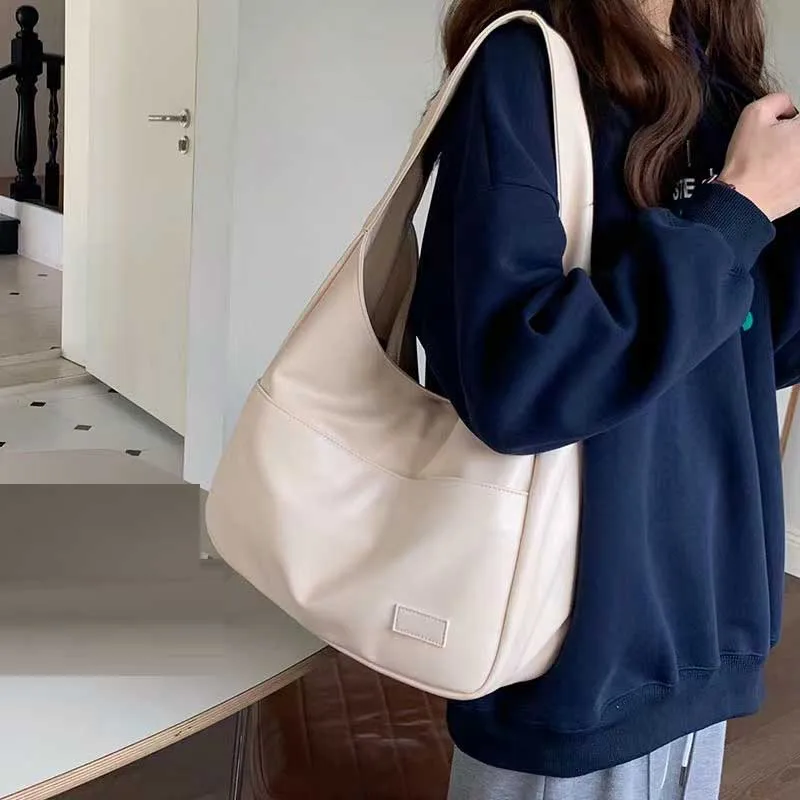 Große Tragetasche, neue schwarze Lederhandtasche, schlichte, lässige Damenhandtasche für den täglichen Gebrauch, modische und vielseitige Umhängetasche. – Detail 9
