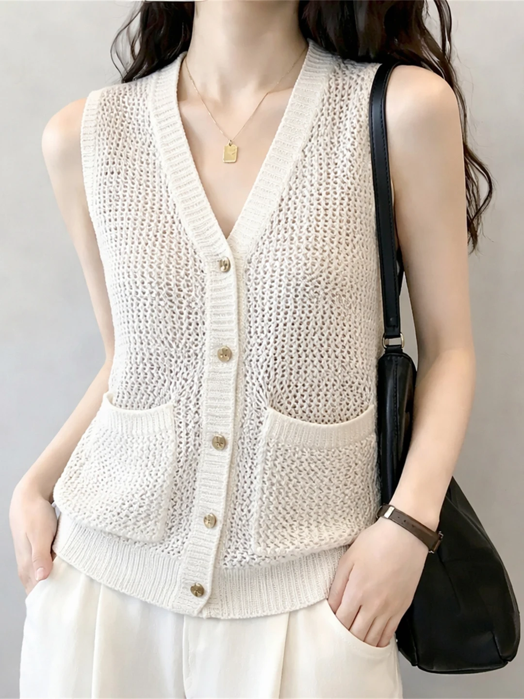 

Elegant V-Neck Hollow out Knitted Top Single Button Sleeveless Summer Ice Silk Simple Style Women's Vest Small Shirt