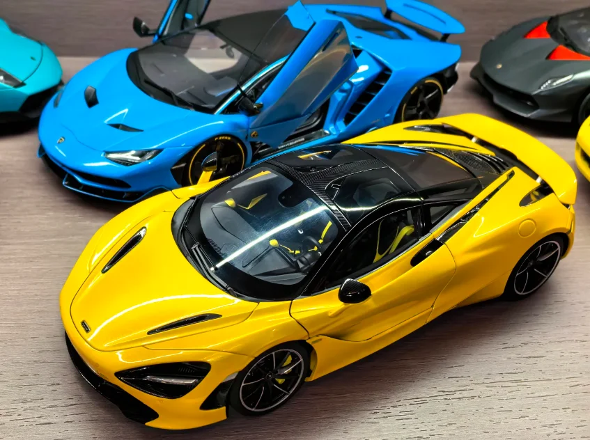 

1:18 720S Supercar Alloy Car Model Sound and Light Pull Back Children's Toy Collectibles Birthday Gift