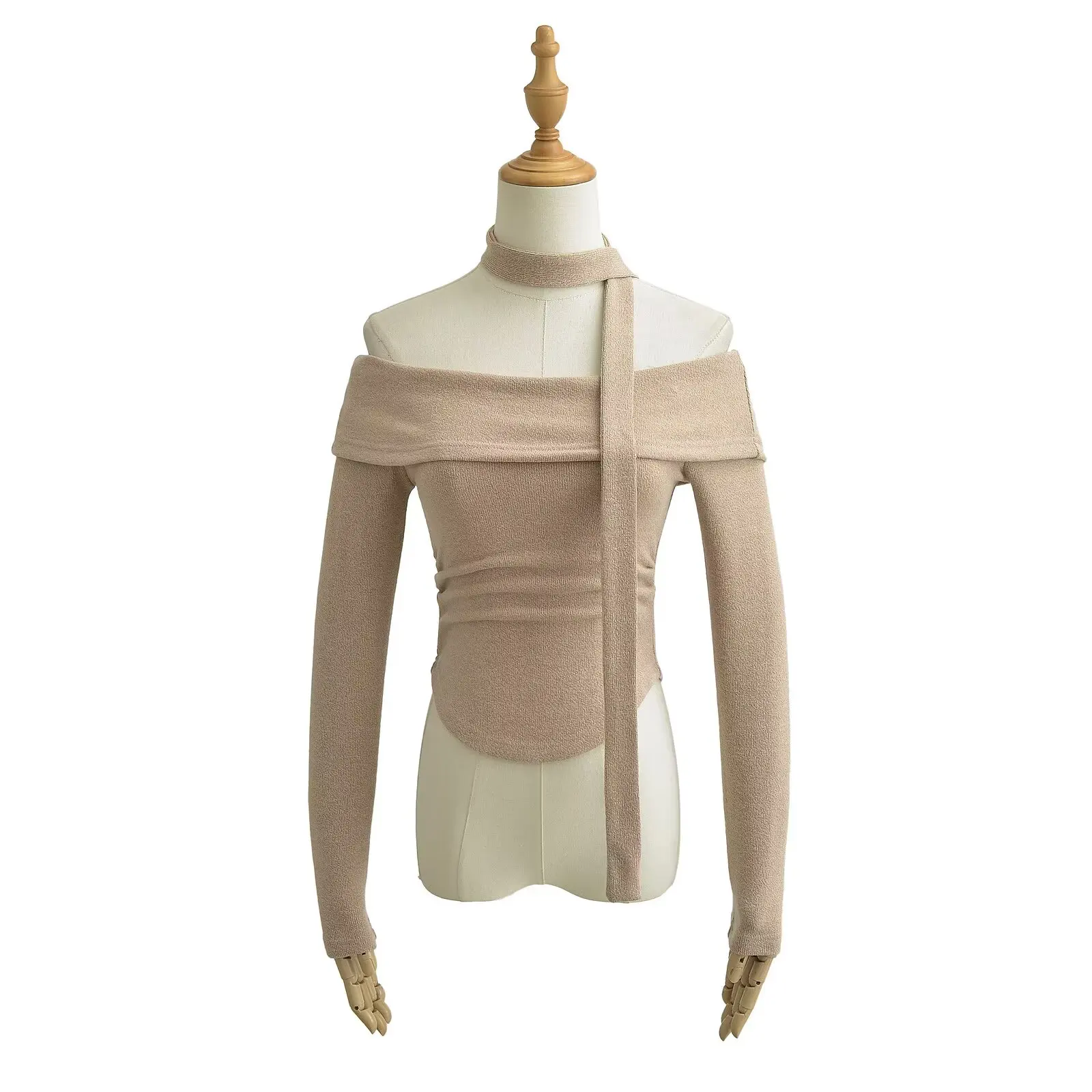 เสื้อไหมพรมแขนยาวทรงเข้ารูป ดีไซน์เปิดไหล่ข้างเดียว แต่งระบายช่วงเอว ช่วยพรางหุ่น ให้ลุคสาวฮอต