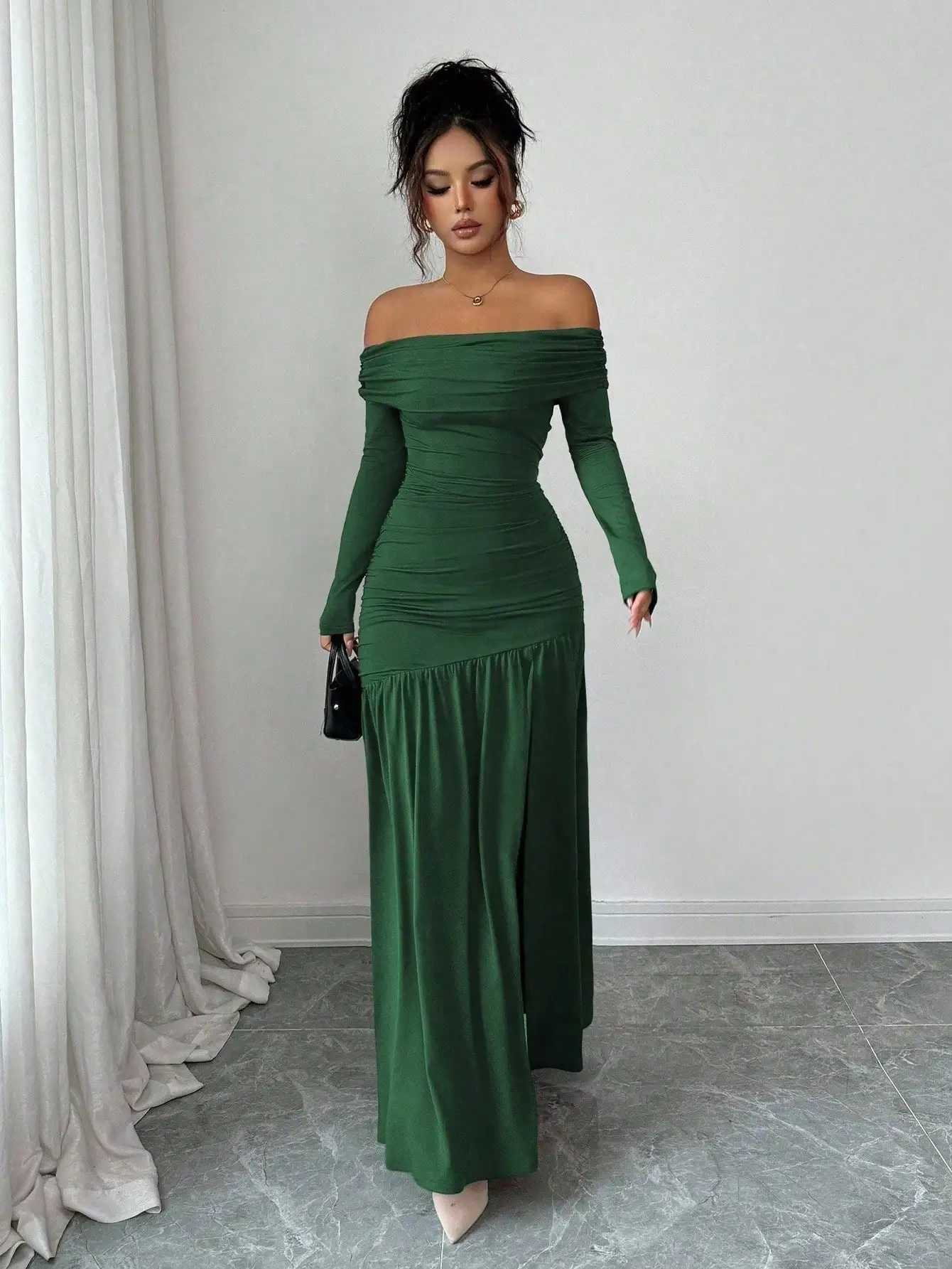 

Женское облегающее трикотажное платье с открытыми плечами и длинными рукавами в элегантном винтажном стиле