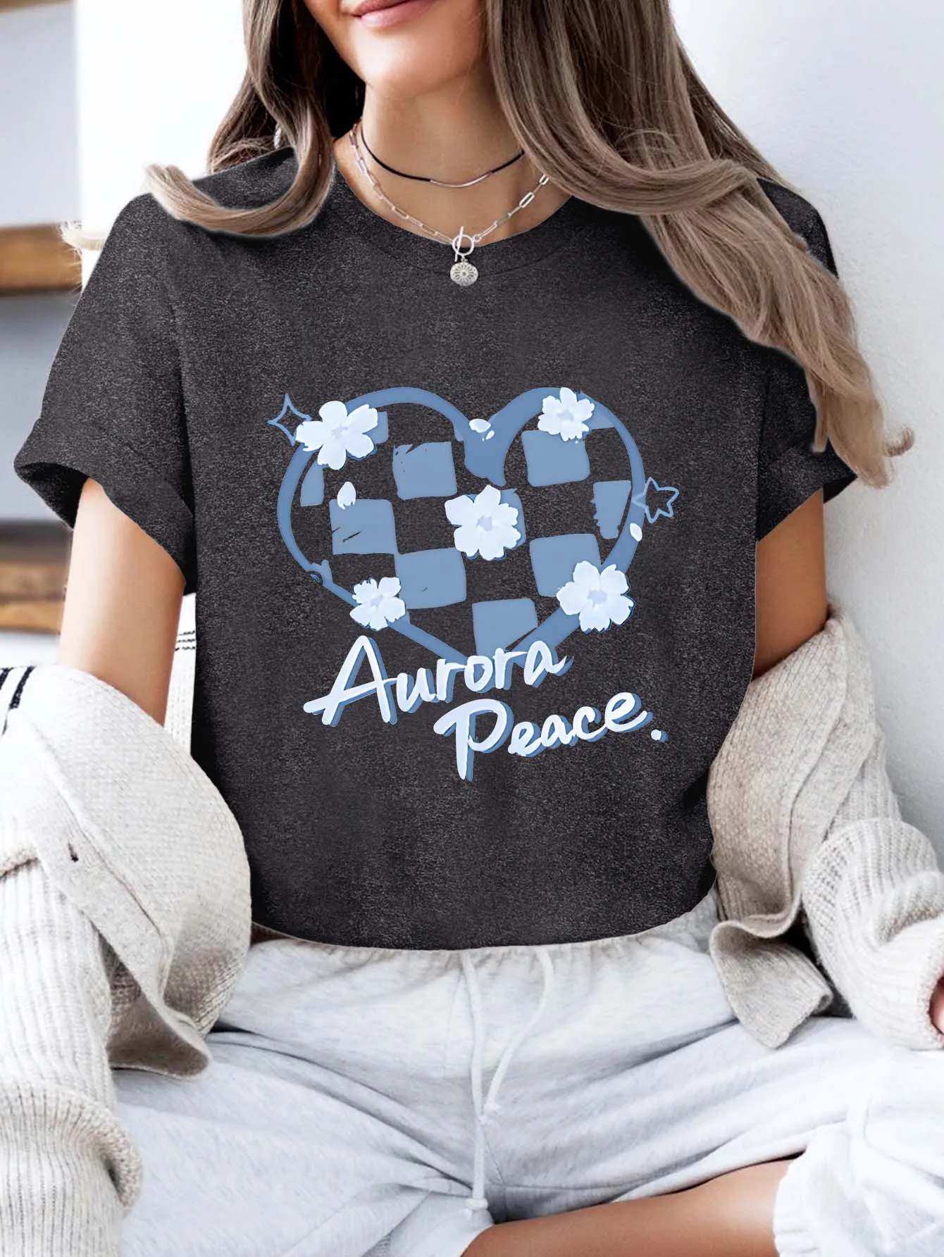 Kaos Lengan Pendek Ukuran Plus Pakaian Wanita: Grafis Hati Kotak-kotak & Bunga “Aurora Peace”