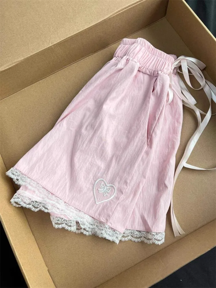 

Женские летние спортивные шорты с вышивкой в виде розовых сердец, кружевной отделкой, А-силуэта, из ледяного шелка, быстросохнущие, маленькие размеры