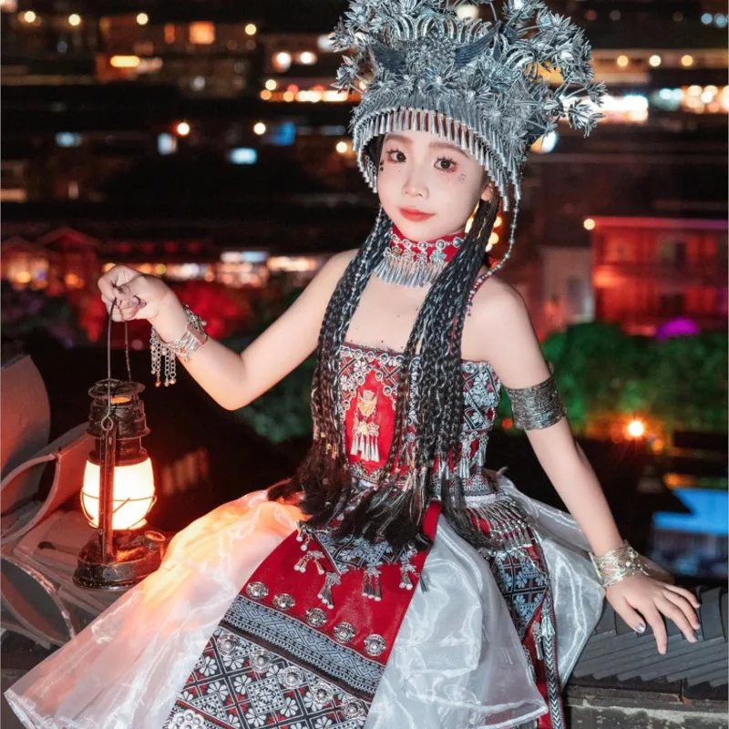 Las niñas muestran un disfraz nacional con estilo de fotografía infantil.