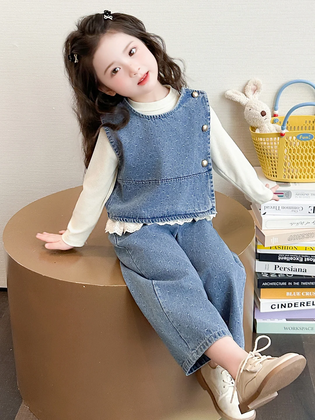 

Весна 2026: Новый модный комплект для девочек — джинсовый жилет в горошек, дышащая футболка и длинные брюки