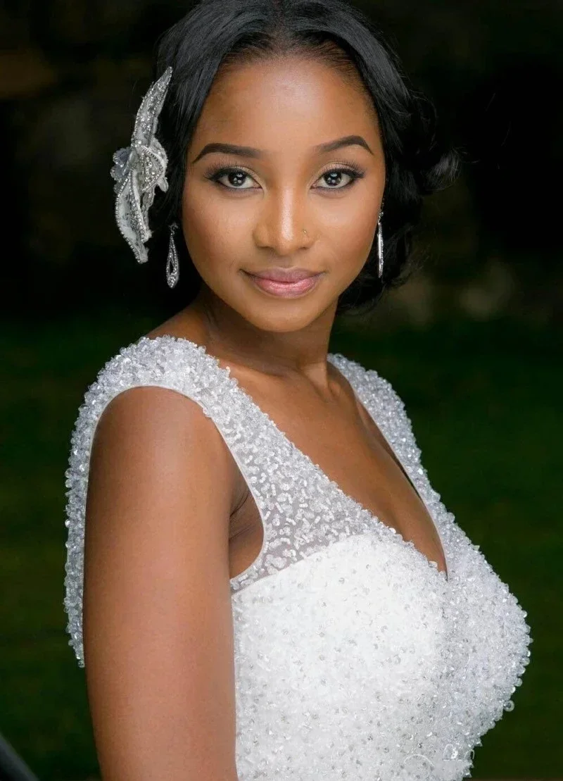 Maßgeschneiderte afrikanische Plus Size Meerjungfrau V-Ausschnitt Bling Perlen abgestufte Rüschen Brautkleider Kapelle Zug Brautkleid