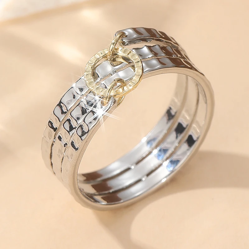 Modischer, kreativer, mehrschichtiger, runder Hohlring mit zweifarbigem Design und Hammer-Textur, ein alltäglicher Schmuck-Accessoire für Damen.