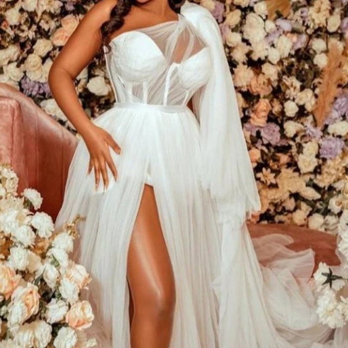 ชุดแต่งงานแบบไหล่เดียวผ่าสูงเหนือเข่าทรงเอไลน์ยาวกรอมพื้นผ้าทูลล์สำหรับงานแต่งงานสั่งตัดได้