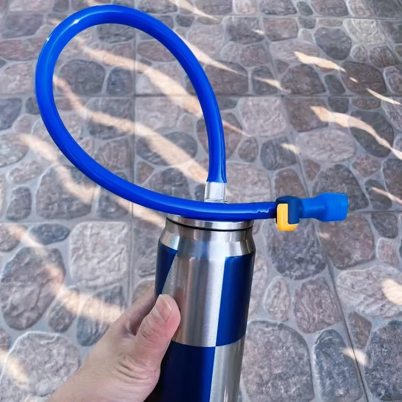 botella-de-agua-con-controlador-f1-rb-misma-taza-que-max-verstappen