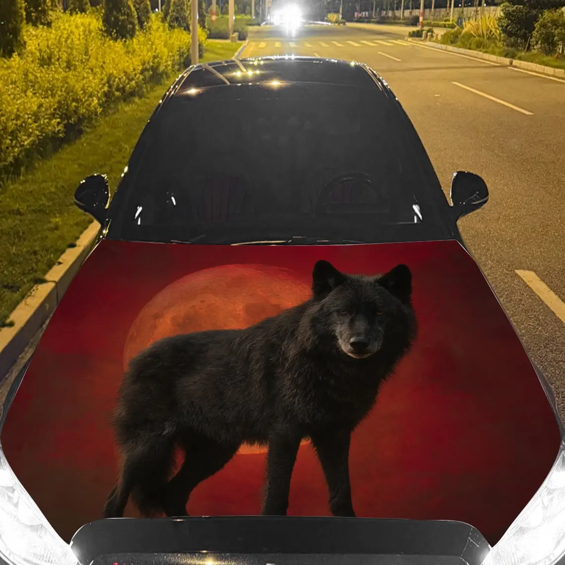 Autocollants de voiture loup avec fourrure noire élégante, une Expression obserctionnante et un sang-autocollant de capot de voiture sur toile de fond Hued, auto-adhésif étanche