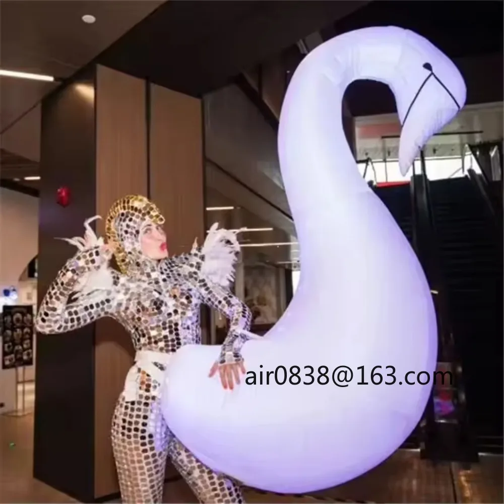 زي بجعة قابل للنفخ يمكن ارتداؤه مع أضواء RGB، دمية طيور قابلة للنفخ للرقص العملاق للبالغين لتزيين حفلات السيرك