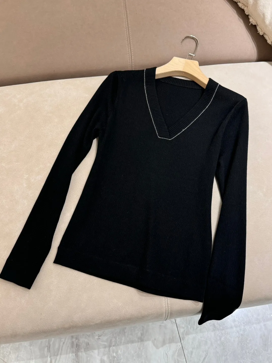 Exquisitely decorated V-neck 100% wool long sleeved solid color basic jersey blouse