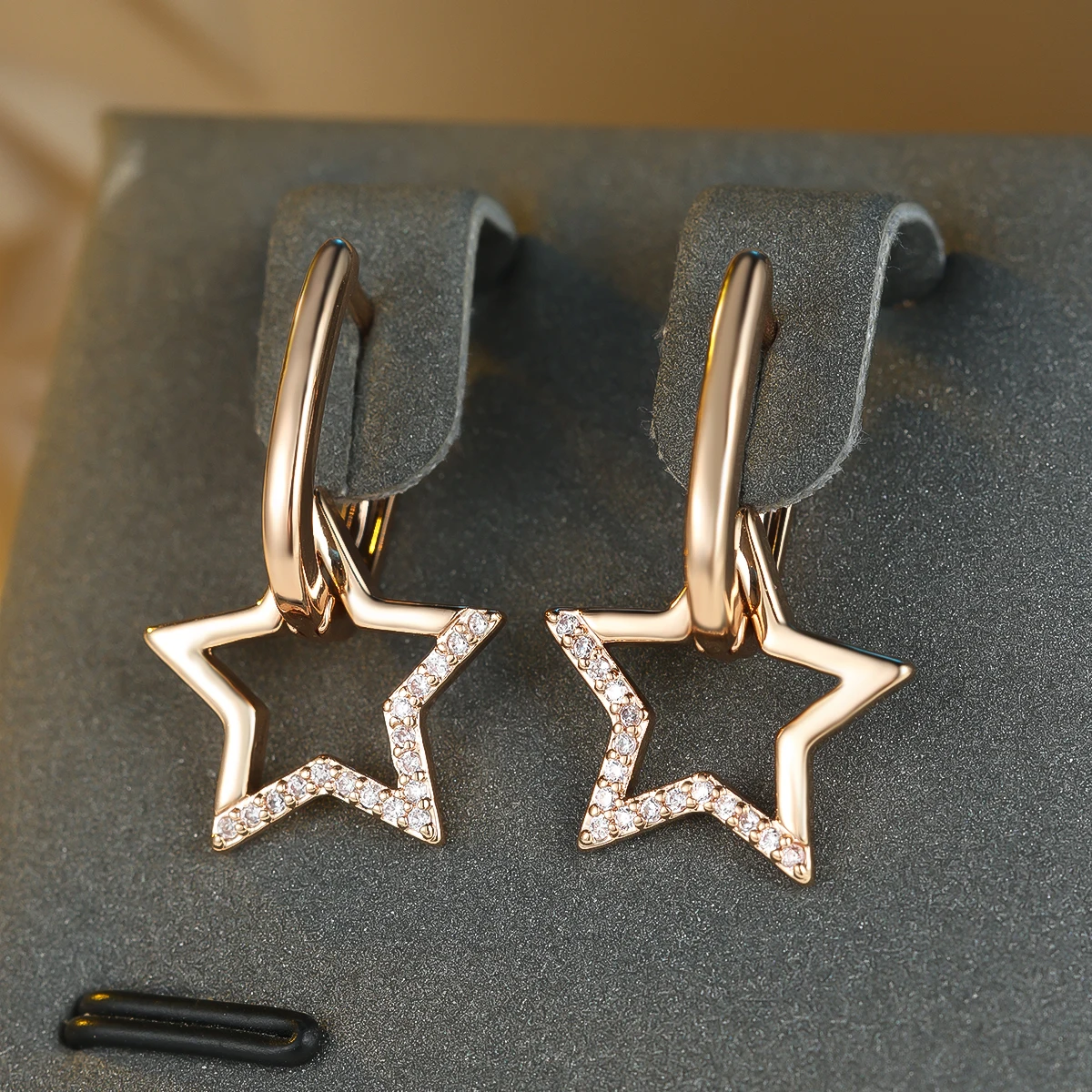 Luxuriöse Kleine Weiße Zirkonstein-Stern-Creolen für Damen Vintage Weibliche Mode Goldfarben Hochzeitsschmuck