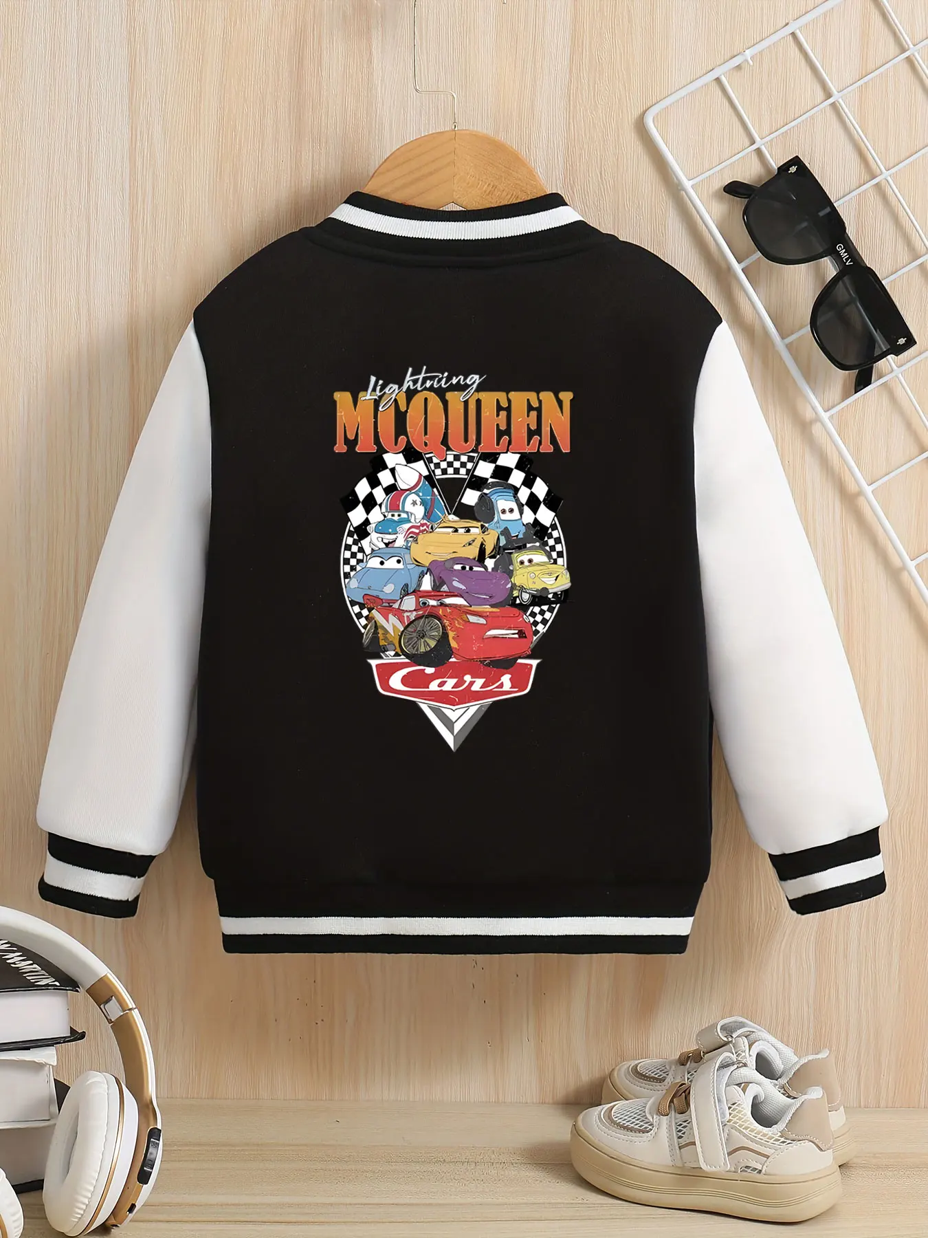 سترة MINISO Disney Cars McQueen Badge Baseball للأولاد - طباعة شارة McQueen، كاجوال وعصري، مثالية لوقت اللعب