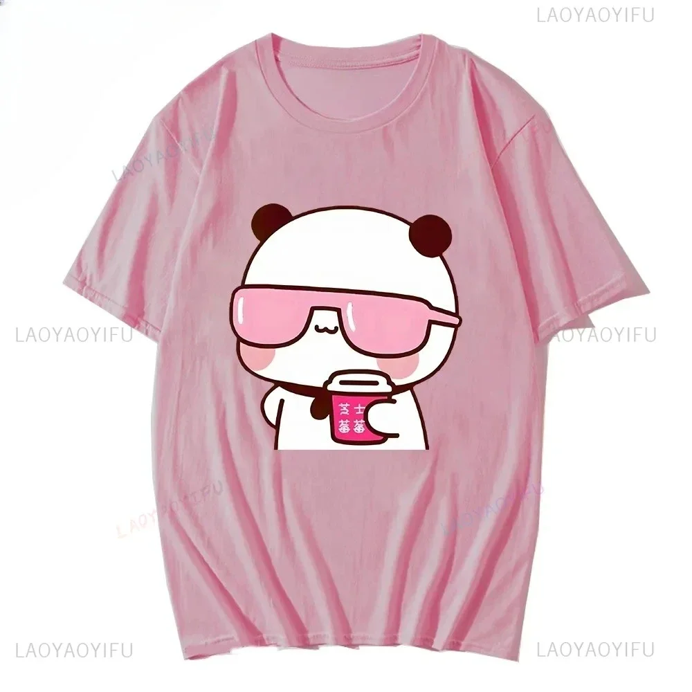 Coppia Tee Bubu sta guardando film e tè al latte con t-shirt Dudu Cartoon Cute Graphic Tees for Ladies Kawaii Cotton Unisex Tops