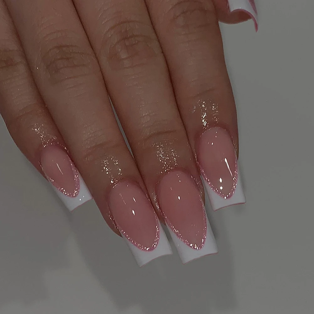 24-teiliges weißes, quadratisches französisches Nagelspitzen-Set zum Aufdrücken von Nägeln, mittelgroß, glitzernd, perfekt passendes Design, Acryl-Kunstnägel-Set, enthalten 1 Quelle