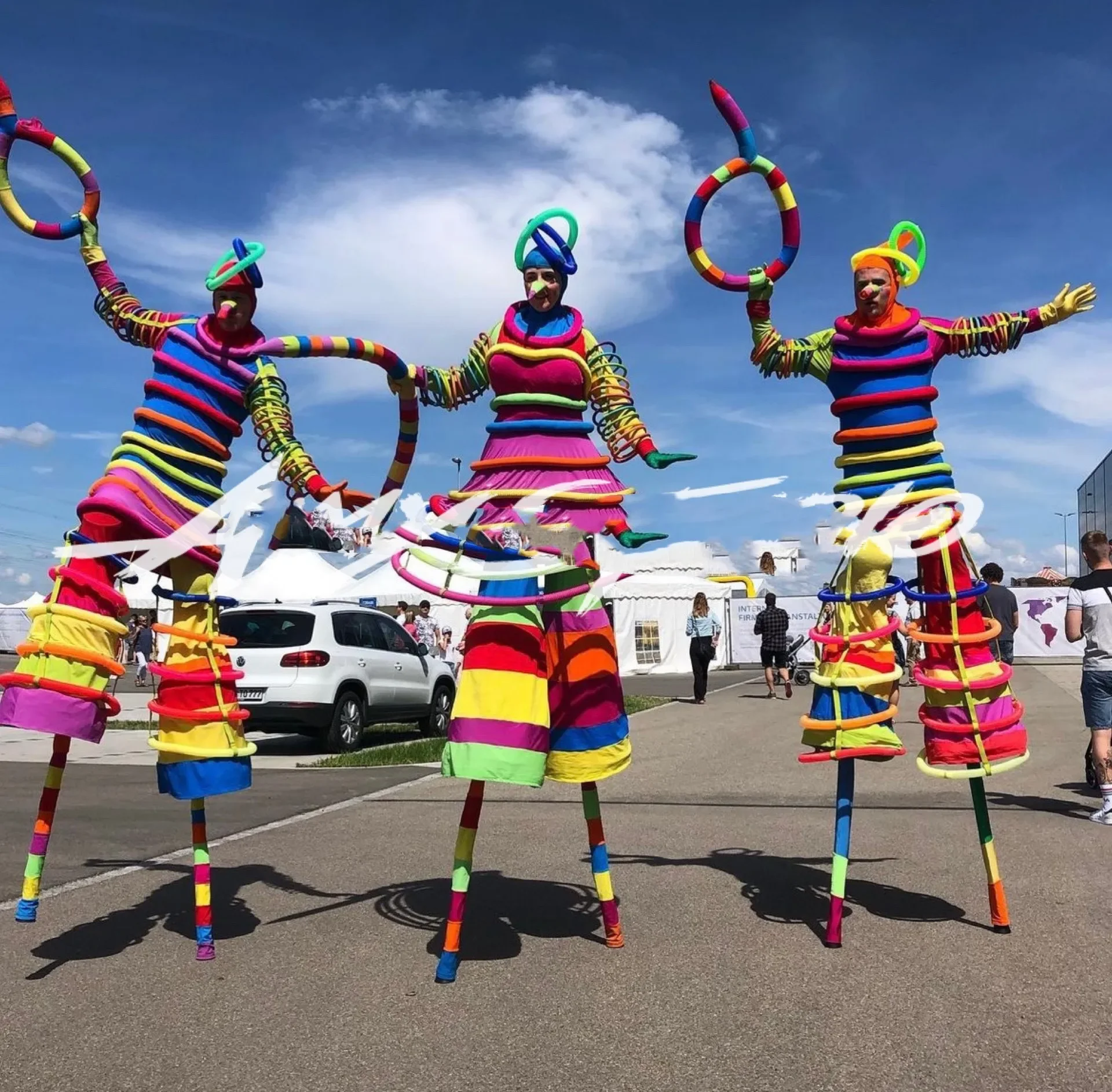 Zancos interactivos de parque de atracciones, disfraz de bar de atmósfera de fiesta de payaso colorido