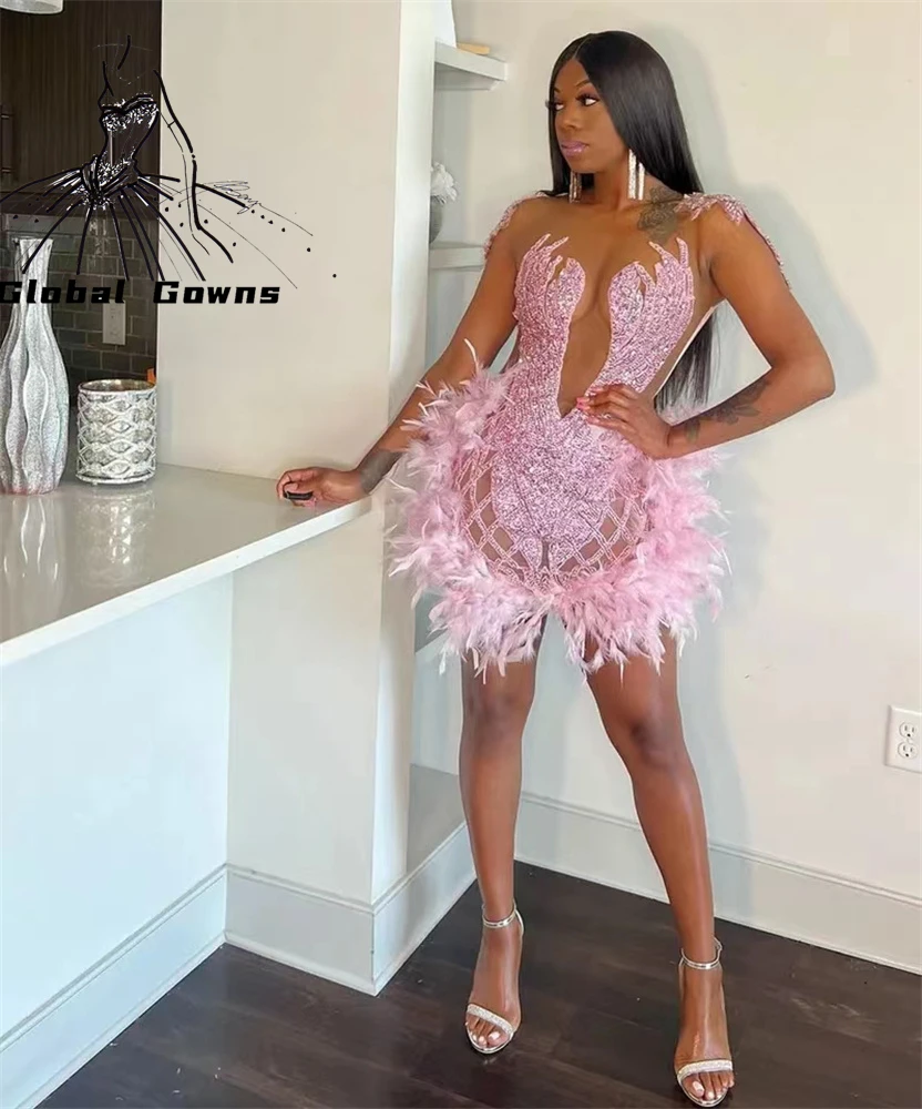 Rosa O-Ausschnitt kurze Ballkleider für schwarze Mädchen Federn Geburtstagskleid Mini-Cocktailkleider Perlen Kristall Homecoming Robe De Bal